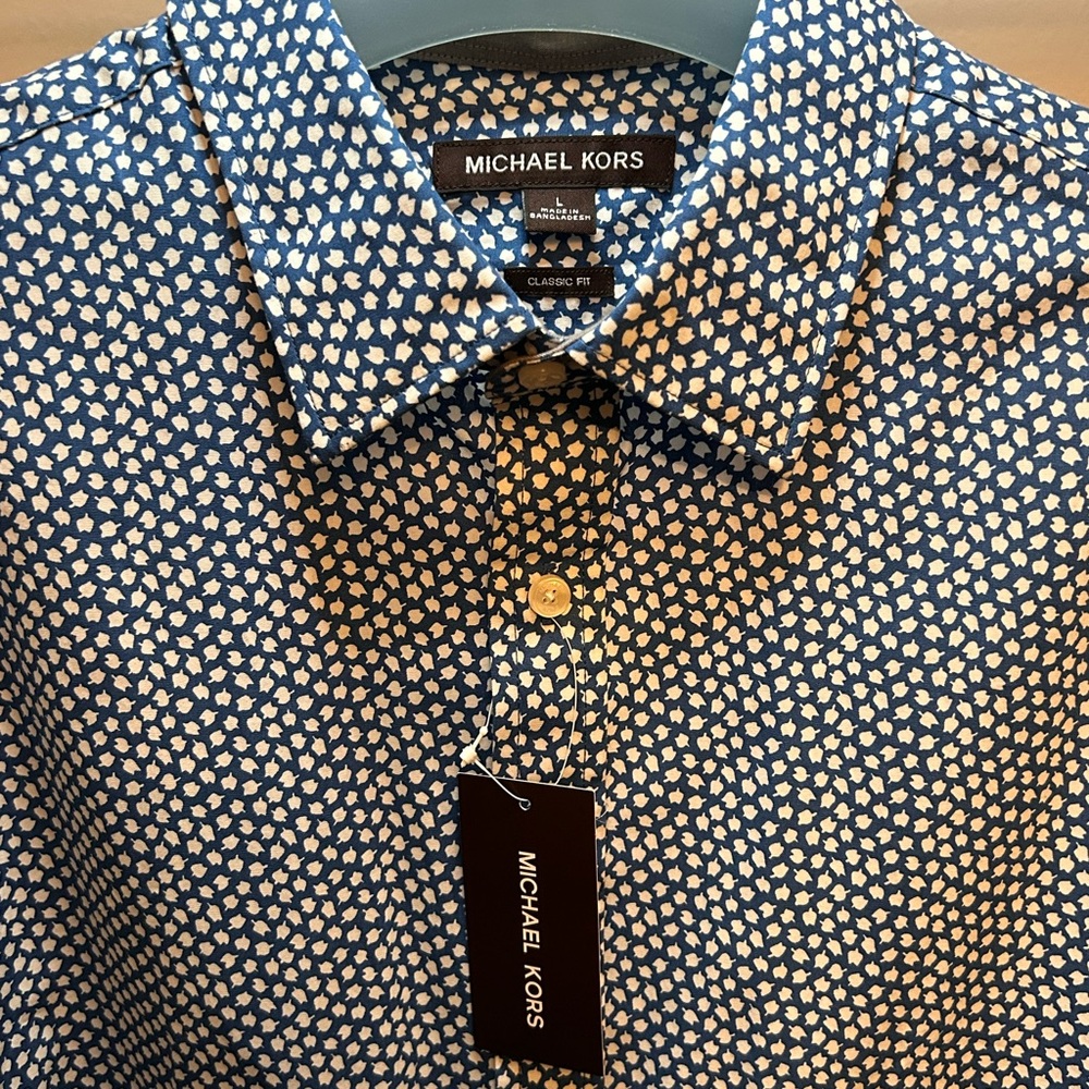 New Michael Kors Bottom up long sleeve shirt. Size L